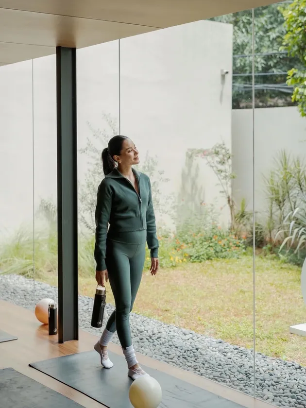 Alyssa Daguise pakai baju hijau