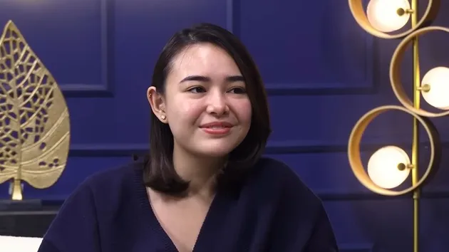 Amanda Manopo tersenyum