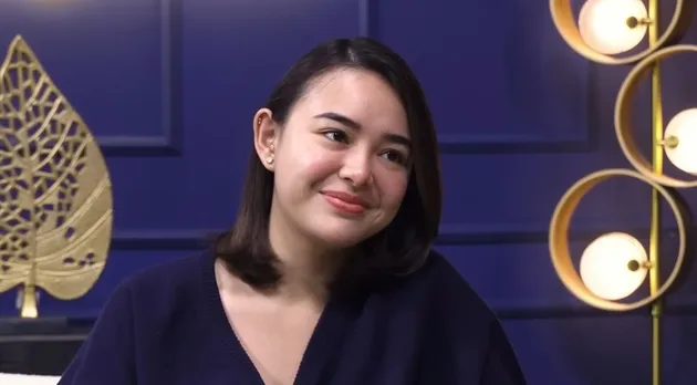 Amanda Manopo tersenyum manis