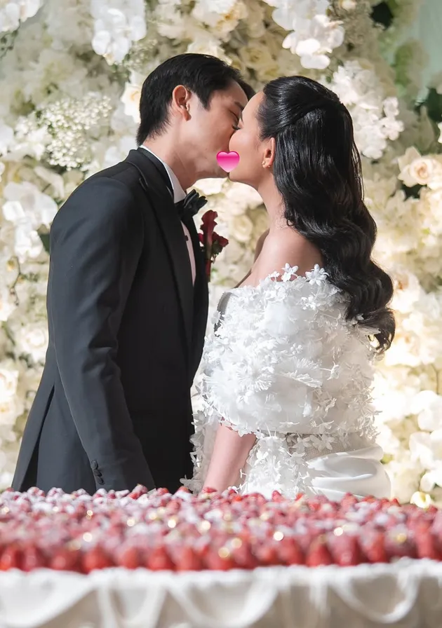 Amanda Manopo dan Kenny Austin berciuman