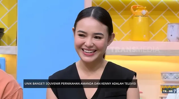 Amanda Manopo tersenyum