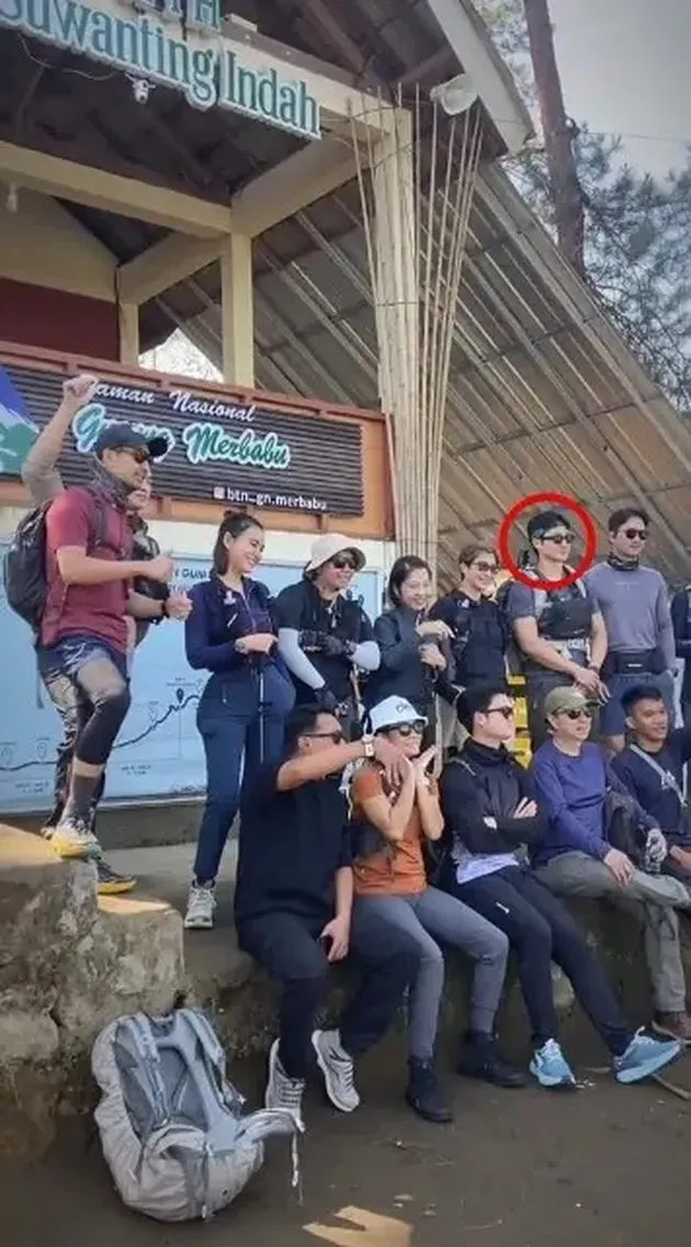 Amanda Manopo Terlihat Peluk Kenny Austin saat Naik Gunung Bareng