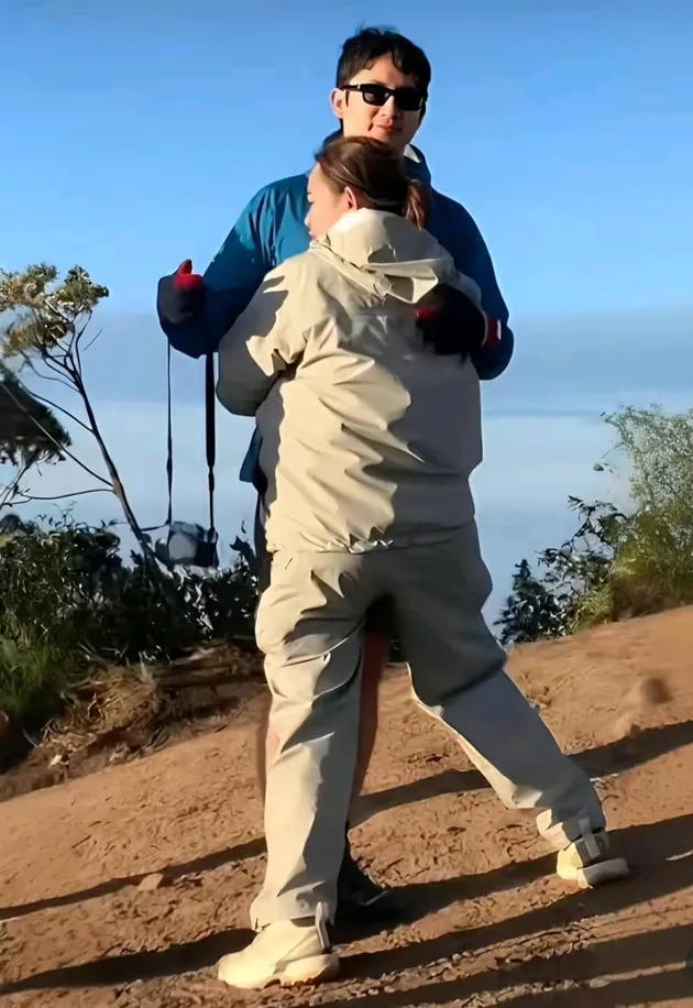Amanda Manopo Terlihat Peluk Kenny Austin saat Naik Gunung Bareng