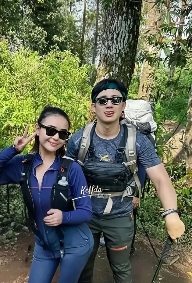Amanda Manopo Terlihat Peluk Kenny Austin saat Naik Gunung Bareng