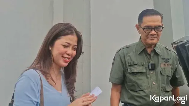 Kuasa Hukum Ammar Zoni Pakai Kemeja