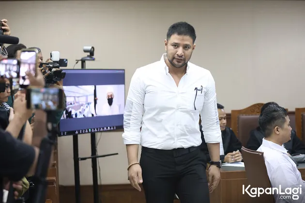 Ammar Zoni Jalan di Ruang Sidang