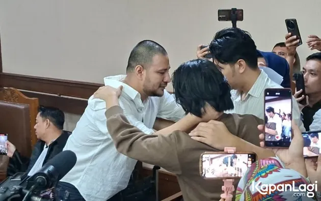 Ammar Zoni peluk keluarga