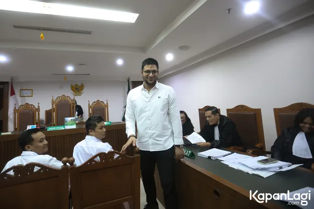 Ammar Zoni pakai kemeja putih