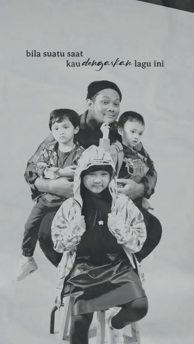 Virgoun dan anak-anak di foto hitam putih