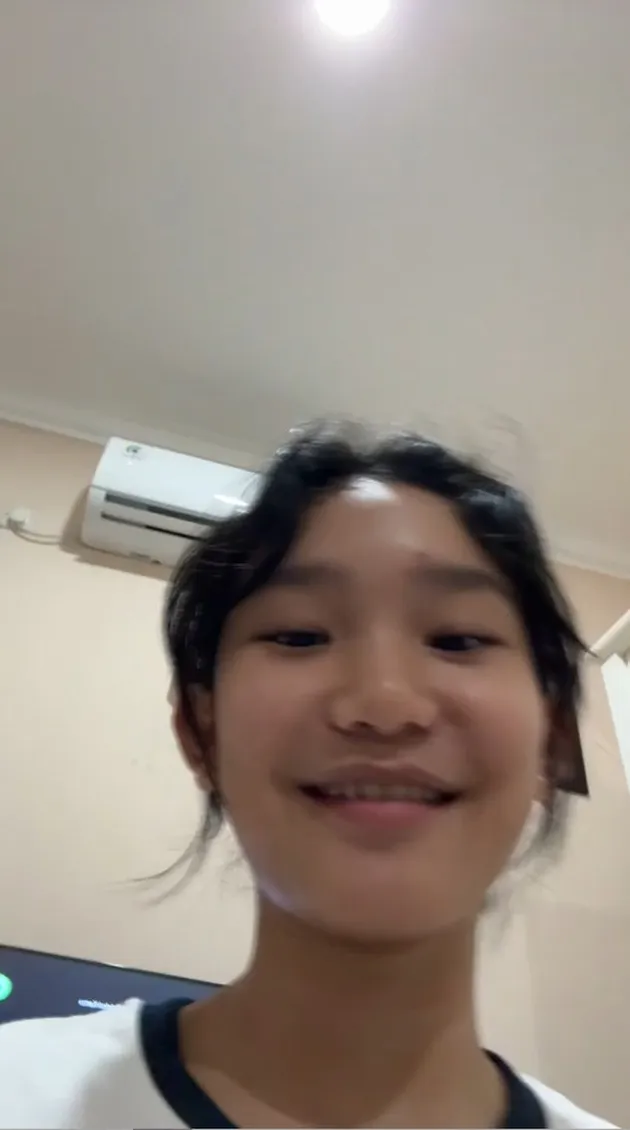 Bilqis anak Ayu Ting Ting melihat ke arah kamera