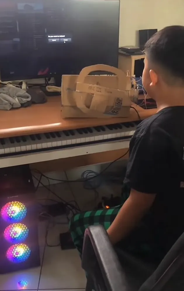 Able dan Kardus Bekas Saat Main Game