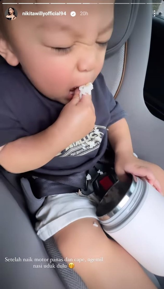 Boss Blue Bird's Child, Here's a Picture of Baby Izz Making Nasi Uduk as a Snack