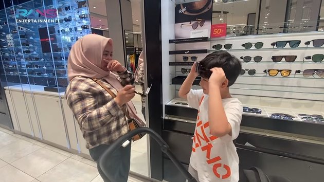 Anak Sultan, Potret Rafathar Son of Raffi Ahmad and Nagita Slavina Shopping at a Mall in New York - Bought Many Items