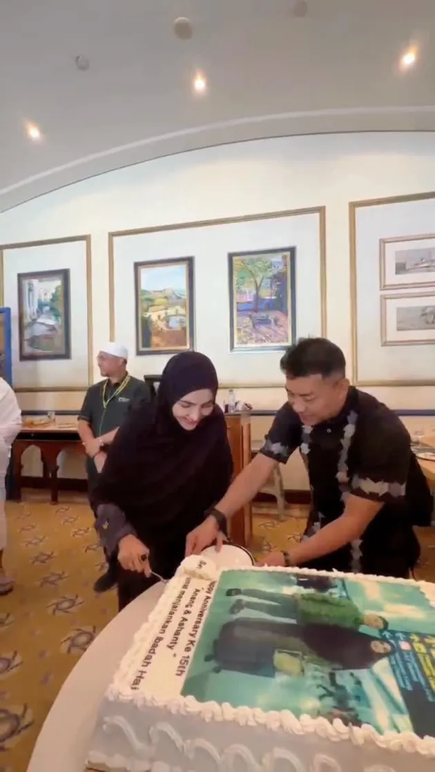 Ashanty Anang potong kue