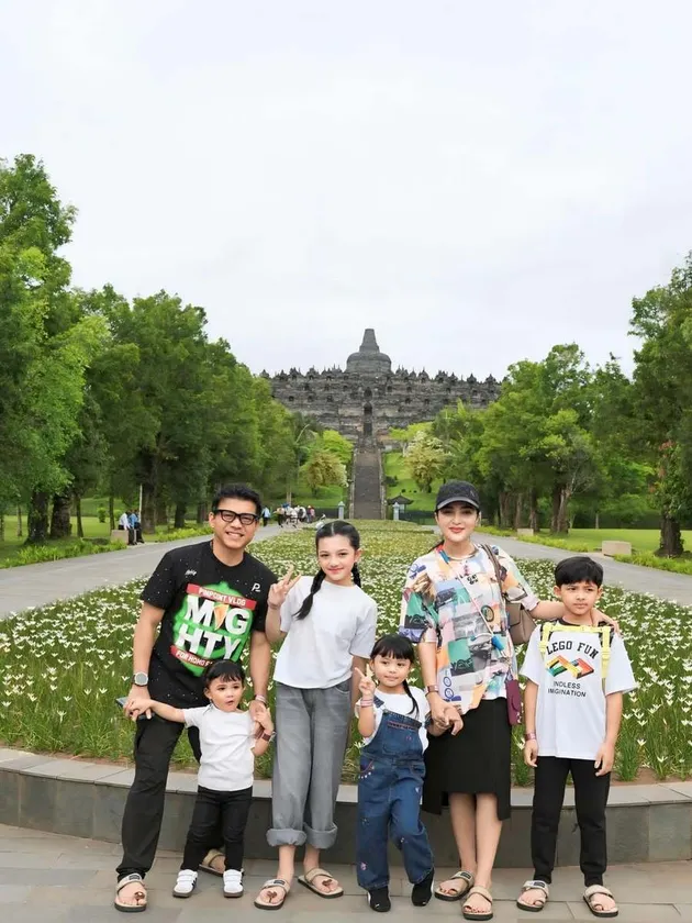 Anang dan Ashanty di Candi Borobudur