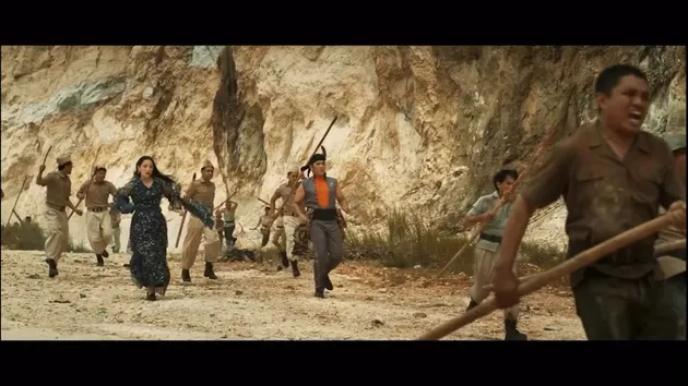 Andre Taulany &amp; Hesti perang di film COMIC 8