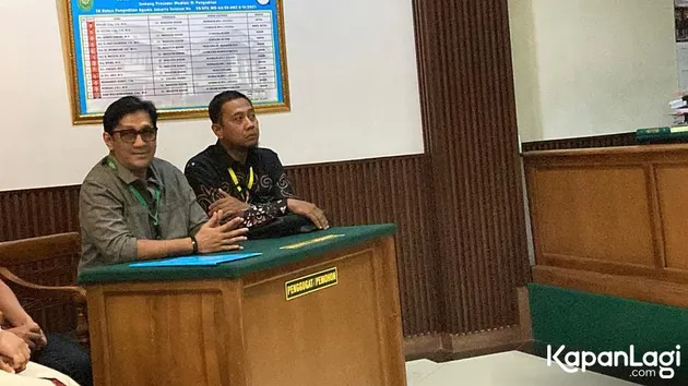 Andre Taulany Pakai Baju Coklat