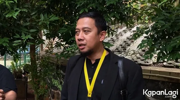 Pengacara Andre Taulany pakai baju hitam