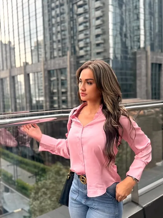 Tengku Dewi Putri pakai baju pink