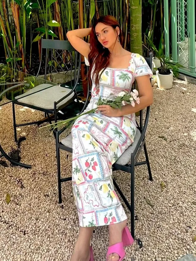 Tengku Dewi Putri duduk pakai dress