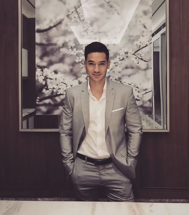 Andrew White vs Brad Pitt