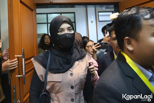 Angbeen Rishi Pakai Baju Krem