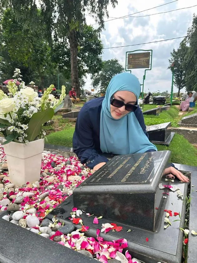Angelina Sondakh ziarah makam