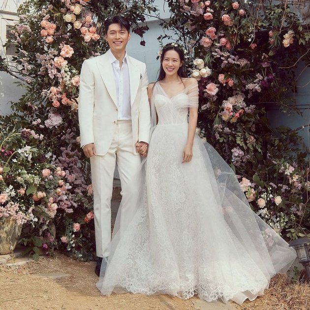 Dalam foto pernikahannya, Son Ye Jin secantik seorang dewi saat mengenakan gaun Camelia A-line Asymmetrical Tulle Gown With Macrame Lace Skirt koleksi Vera Wang.