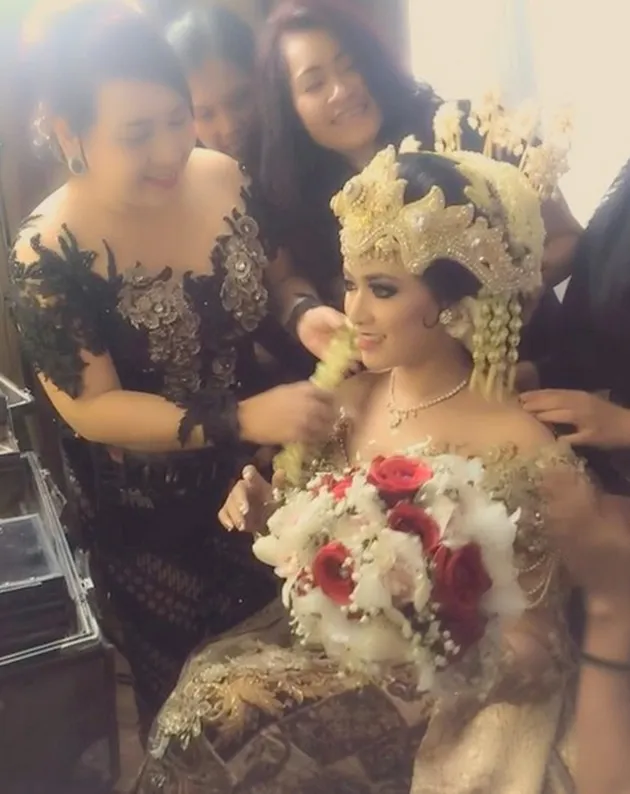 ANGGUN BAK PRINCESS, TIARA DEWI PAKAI SIGER SUNDA DI AKAD 