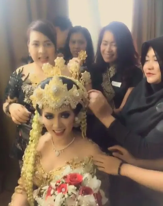 ANGGUN BAK PRINCESS, TIARA DEWI PAKAI SIGER SUNDA DI AKAD 