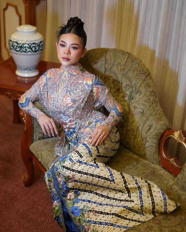 Anggun and Beautiful, 8 Portraits of Melly Lee in Kebaya - Can Be an Inspiration
