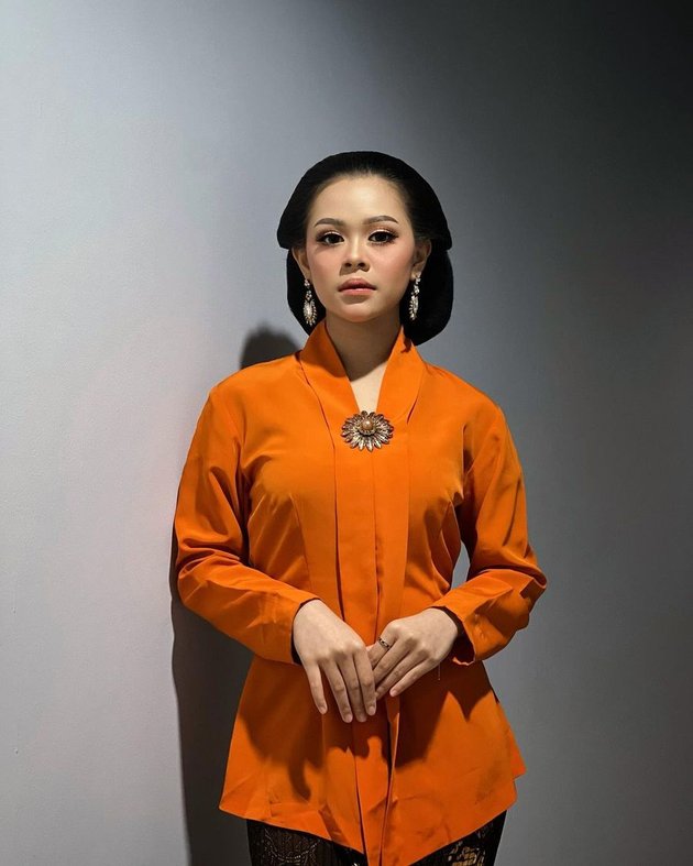 Anggun and Beautiful, 8 Portraits of Melly Lee in Kebaya - Can Be an Inspiration