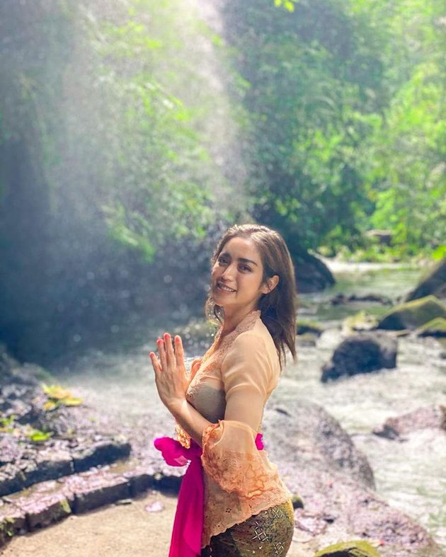 Graceful and Charming, 9 Photos of Jessica Iskandar Wearing Balinese Kebaya - Flooded with Praise for Her Beauty