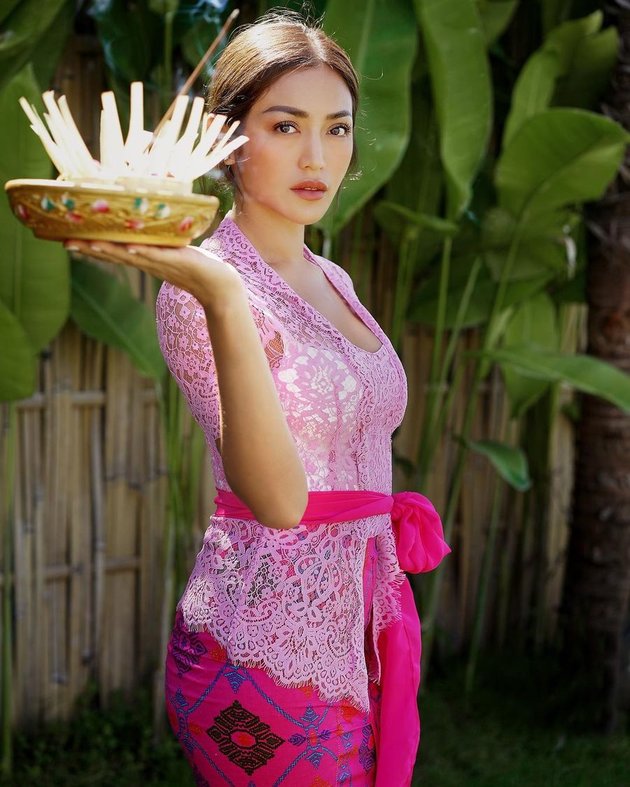 Graceful and Charming, 9 Photos of Jessica Iskandar Wearing Balinese Kebaya - Flooded with Praise for Her Beauty