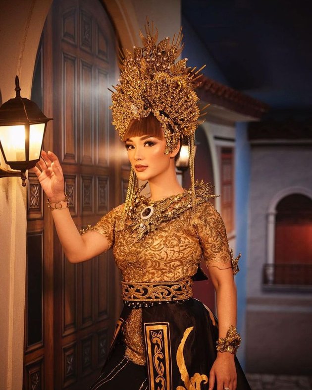 Anggun and Luxurious Like a Queen, 7 Beautiful Portraits of Zaskia Gotik Wearing a Gold Kebaya Dress - Called Barbie Cikarang