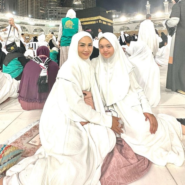 Anggun Memesona, 8 Potret Amora During Umrah with Kris Dayanti - Beautiful with Simple Hijab 