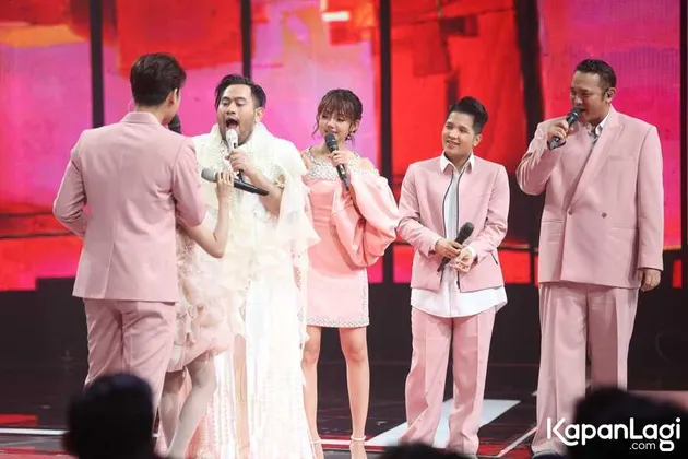 Nassar bersama para host.