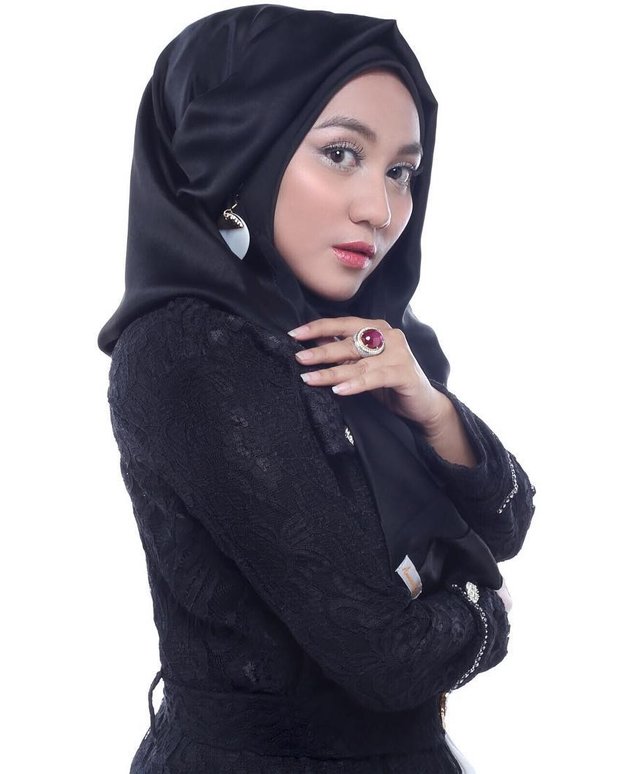 Kenalin, si cantik satu ini namanya Anniesa Hasibuan, seorang designer muda yang spesialisasinya di fashion busana muslim.