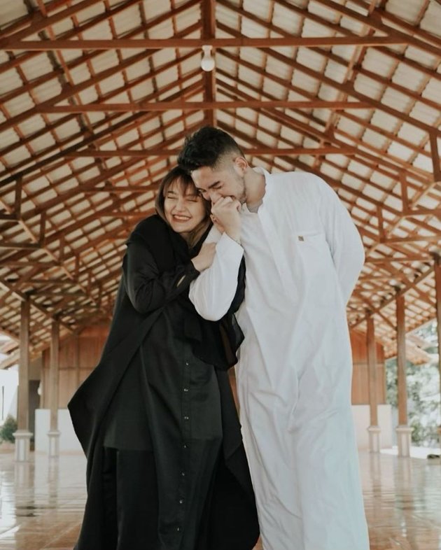 1 Year Anniversary, Here are 8 Photos of Siti Badriah and Krisjiana Baharudin's Sweet Moments that Make You Swoon