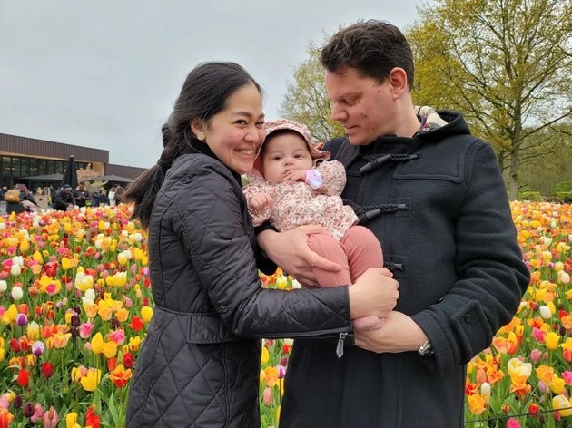 2nd Wedding Anniversary, 8 Pictures of Gracia Indri Happier Living in the Netherlands - Far from Gossip