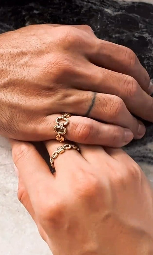 2nd Wedding Anniversary, 8 Photos of Vincent Verhaag Buying Diamond Couple Rings for Jessica Iskandar
