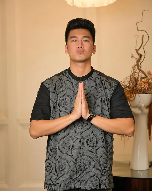 Anrez Adelio pakai baju abu-abu