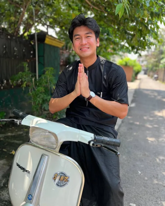Anrez pose maaf di atas vespa