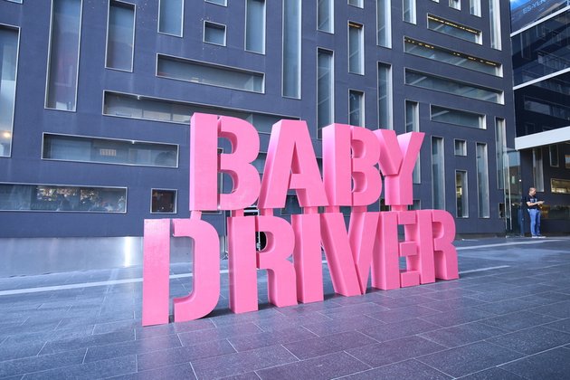 Mengapa warna pink identik dengan Baby Driver. Jawabannya mungkin bisa kamu temukan dengan menonton filmnya di bioskop.  