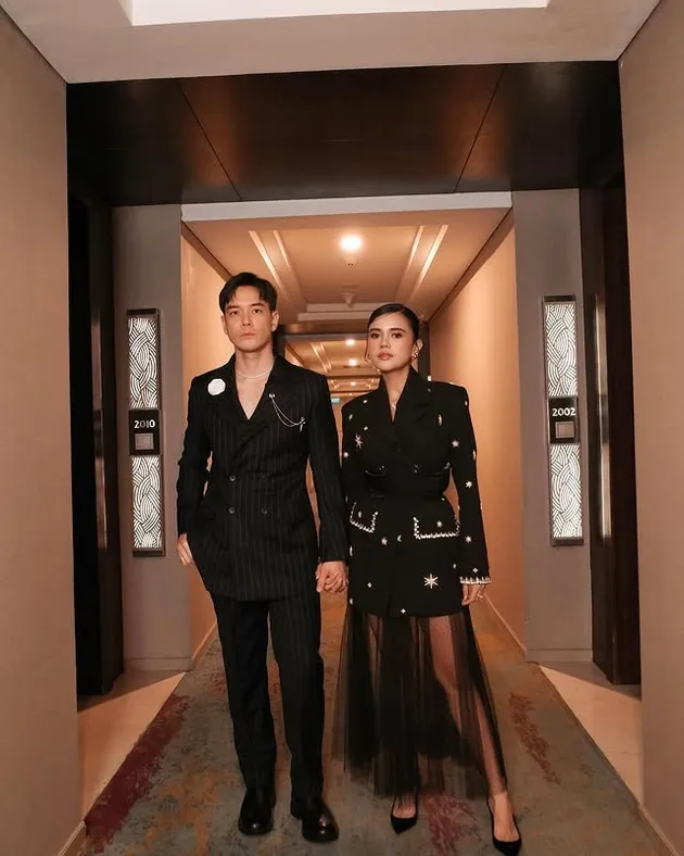 Anthony Xie dan Audi Marissa pakai baju hitam