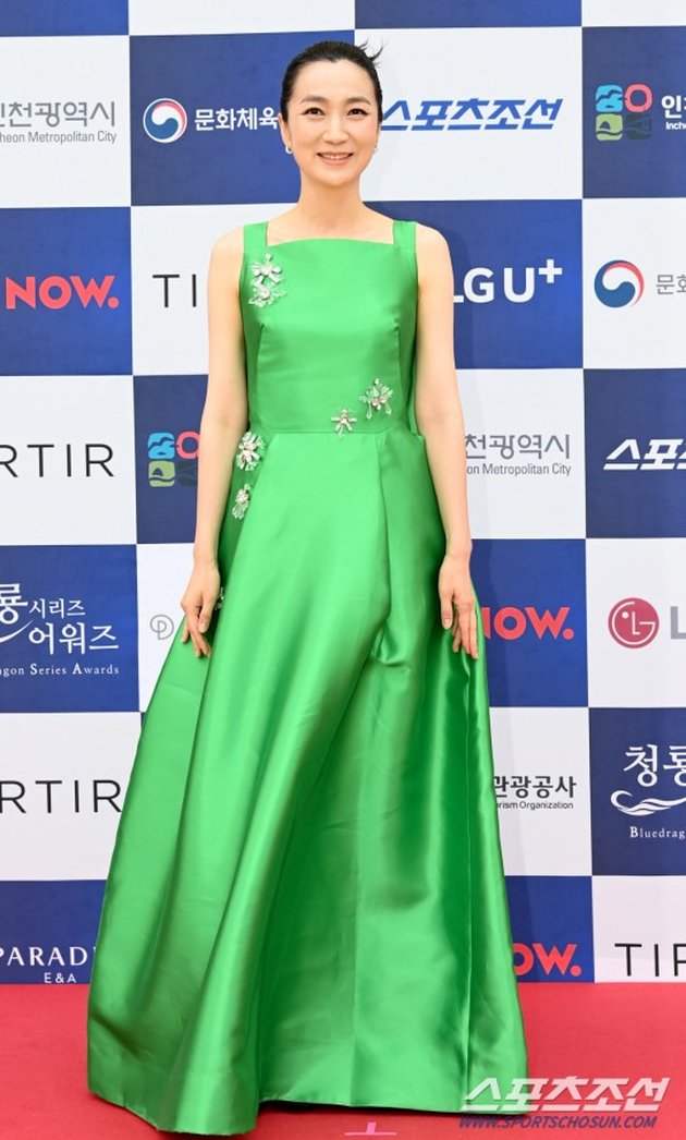 Pertama ada Kim Joo Ryung yang aktingnya dalam Squid Game mendapat pujian. Kim Joo Ryung memilih memakai gaun hijau.