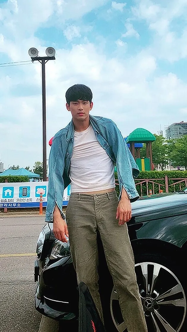 Kim Soo Hyun berpose nyeleneh dan anti jaim