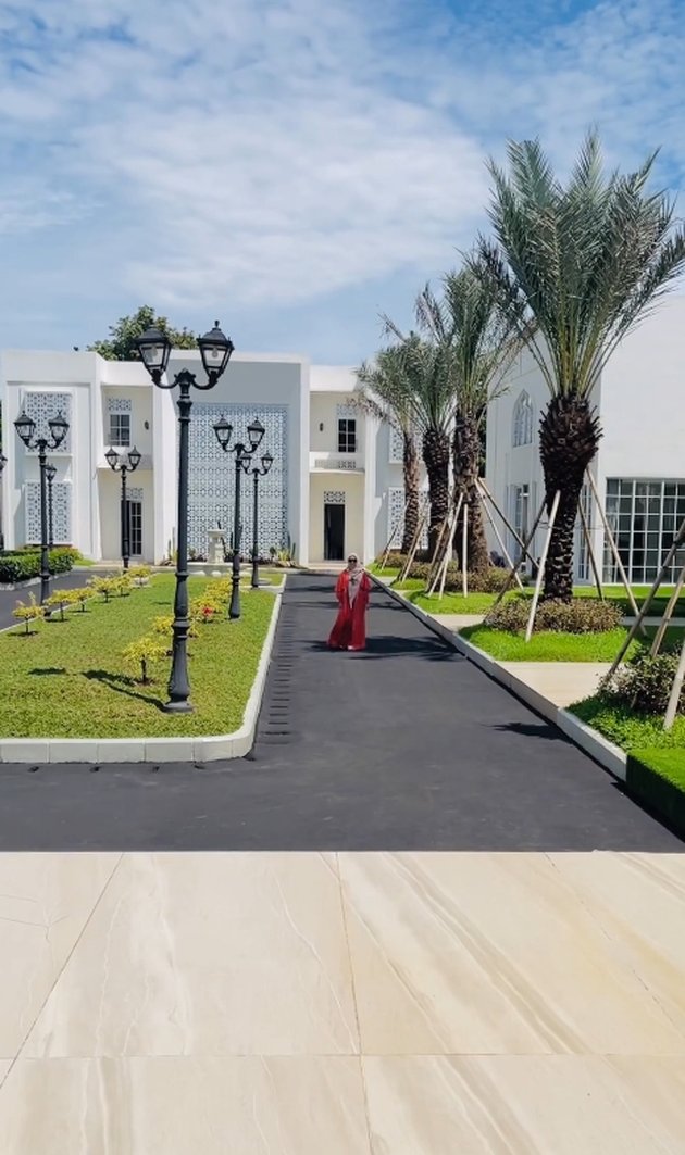 April Jasmine and Ustaz Solmed Show Off Luxury House Worth Billions, Now Attracts Attention from the Tax Office