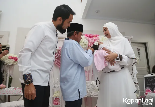 Aqiqah Anak Kedua Shireen - Teuku Wisnu, Penuh Bunga dan ...