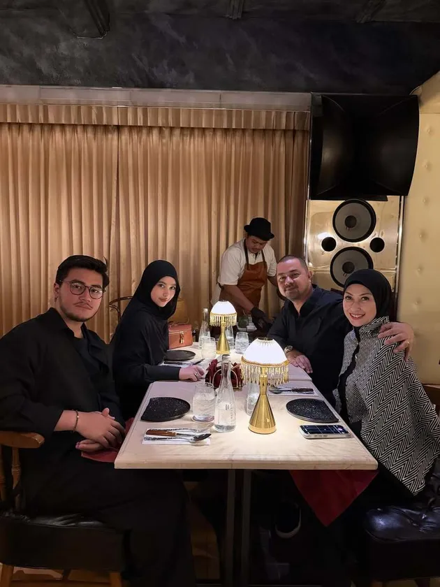 Kedekatan Sultan Djorghi dengan Istri dan Kedua Anaknya
